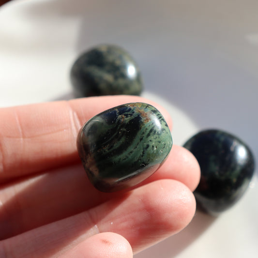 Kambaba Jasper Tumblestone – A Pocket-Sized Peacekeeper